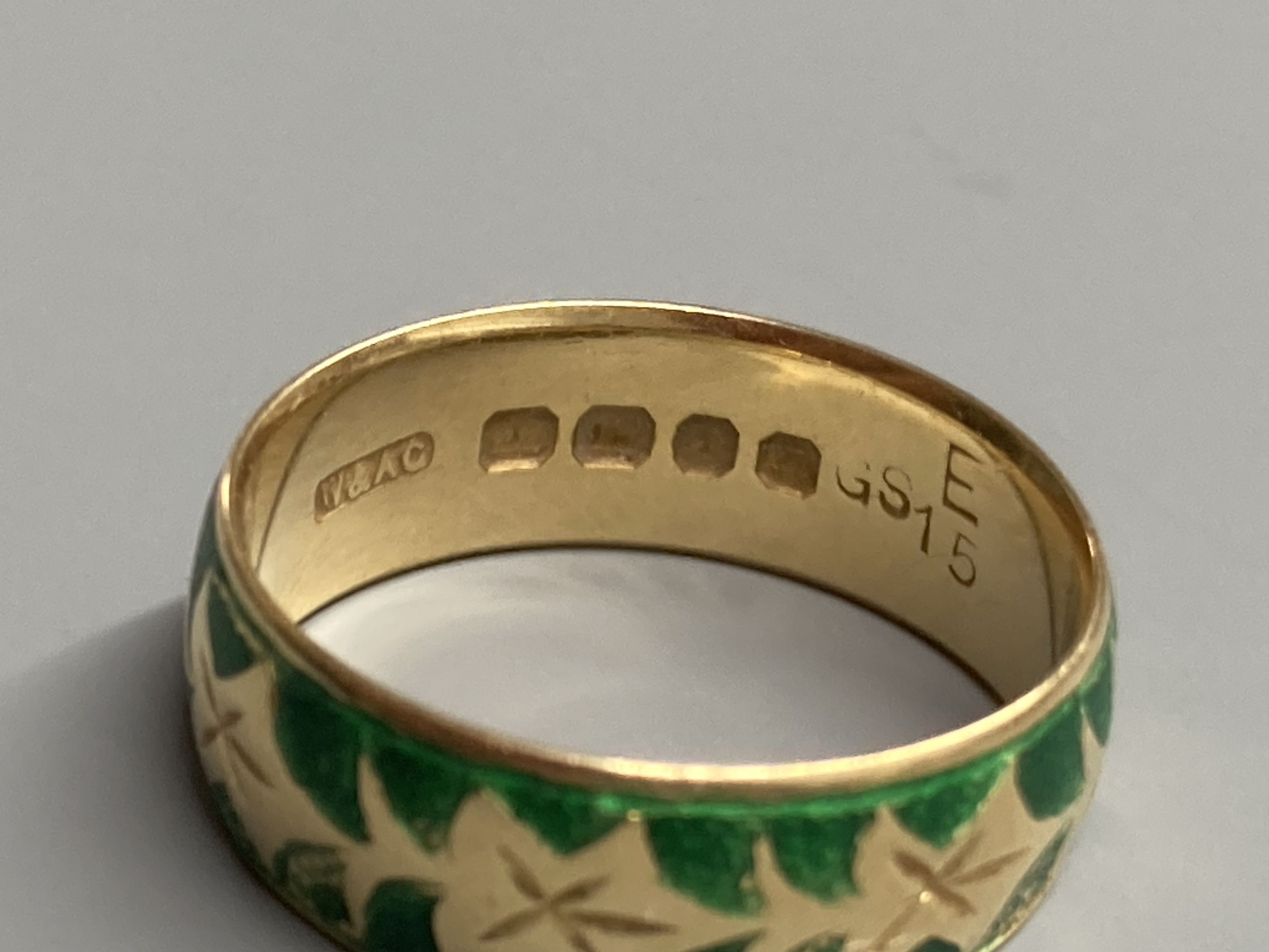 A modern 18ct gold and green enamel band, size P, gross 5.6 grams (enamel a.f.)